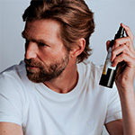 uomo con prodotto in mano